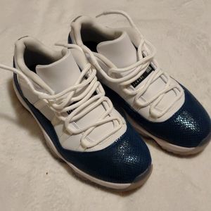 Jordan 11 low snakeskin navy size 10.5